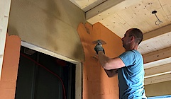 Lehmedelputz auftragen